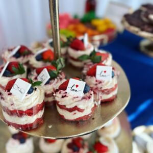 Bezlepkové bezmliečne vegánske mini tortičky Delightilli Red velvet candy bar a cake bar catering