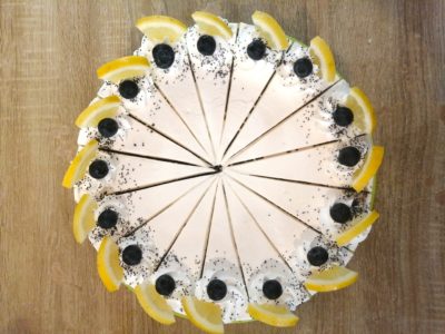 Citrónová čučoriedková torta - Ľahká nadýchaná maková torta plnená sviežim citrónovým krémom a šťavnatými čučoriedkami.