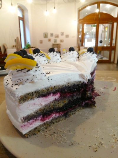 Citrónová čučoriedková torta - Ľahká nadýchaná maková torta plnená sviežim citrónovým krémom a šťavnatými čučoriedkami.
