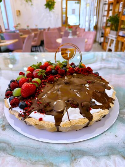 Bezlepkový bezmliečny vegánsky čokoládovo tvarohový tart s malinami, banánom a čokoládou s čerstvým ovocím Delightilli