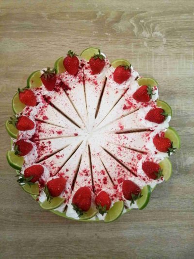 Bezlepková bezmliečna ovocno citrusová torta s malinami, limetkovo - citrusovým krémom a vanilkovou piškótou. Dozdobená ovocím