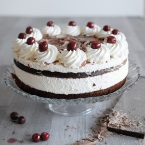 Bezlepková bezmliečna a vegánska Schwarzwaldská torta dozdobená kvalitnou belgickou čokoládou a ovocím Delightilli