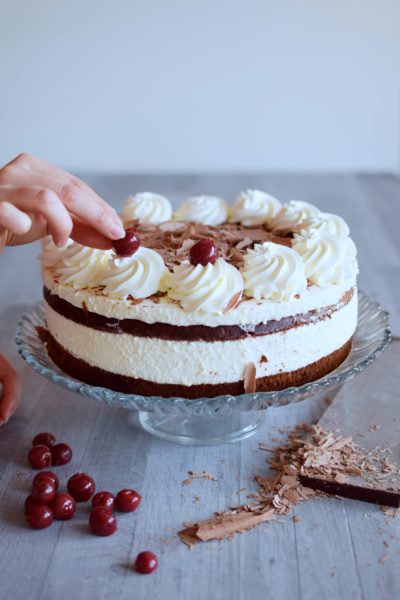 Bezlepková bezmliečna a vegánska Schwarzwaldská torta dozdobená kvalitnou belgickou čokoládou a ovocím Delightilli
