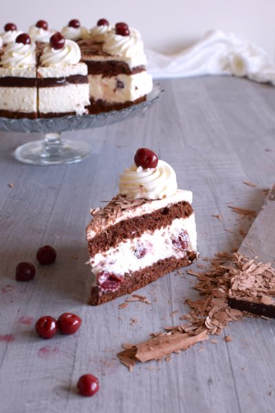 Bezlepková bezmliečna a vegánska Schwarzwaldská torta dozdobená kvalitnou belgickou čokoládou a ovocím