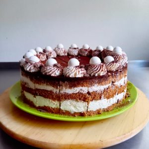 Bezlepková perníková torta s mascarpone krémom, kvalitným slivkovým lekvárom, čokoládou a kakaom.
