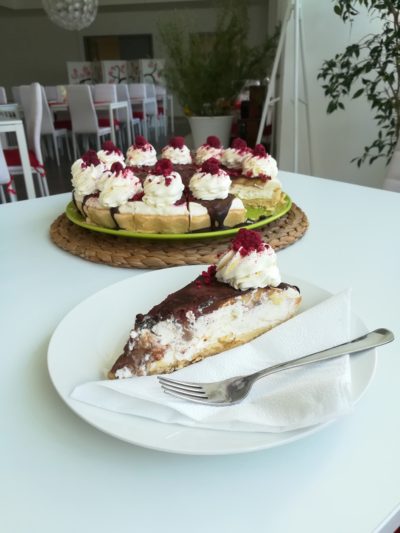 Bezlepkový bezmliečny vegánsky čokoládovo tvarohový tart s malinami, banánom a čokoládou s čerstvým ovocím Delightilli