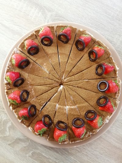 Bezlepkový bezmliečny a vegánsky tekvicový cheesecake potretý vrstvou kokosovej šľahačky a posypaný štipkou škorice